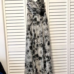 White House Black Market Sz 8 Black and White Strapless Floral Gown